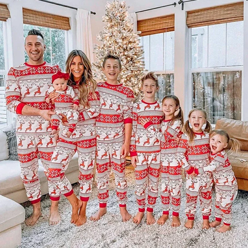 Merry Christmas Allover Print  - đánh giá và giá Winter Clothing Looks